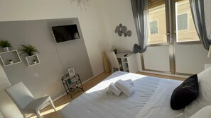 City Double Room | Premium bedding, individually decorated, individually furnished - Mia House  (Rome)