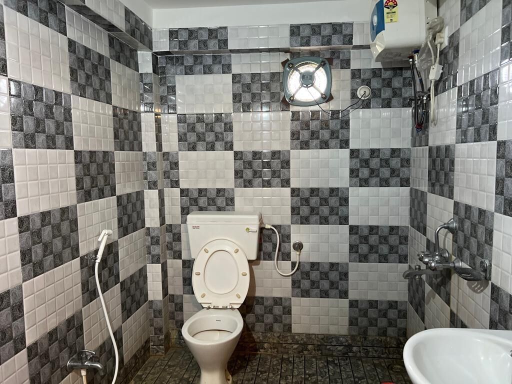 A bathroom with a toilet, bidet, and sink.