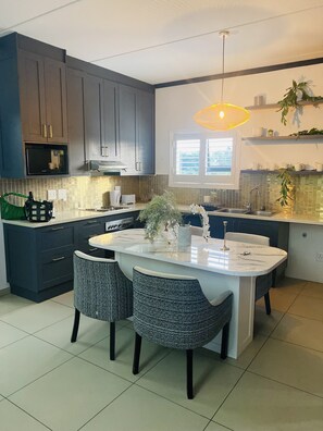 Een koelkast, een magnetron, een oven, een waterkoker