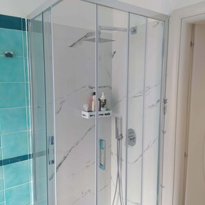 Douche, sèche-cheveux, bidet, savon