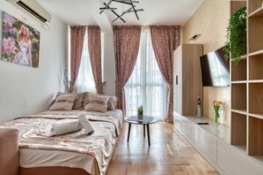 Apartemen Deluks | Area keluarga | Smart TV 55-inci dengan saluran TV satelit dan TV