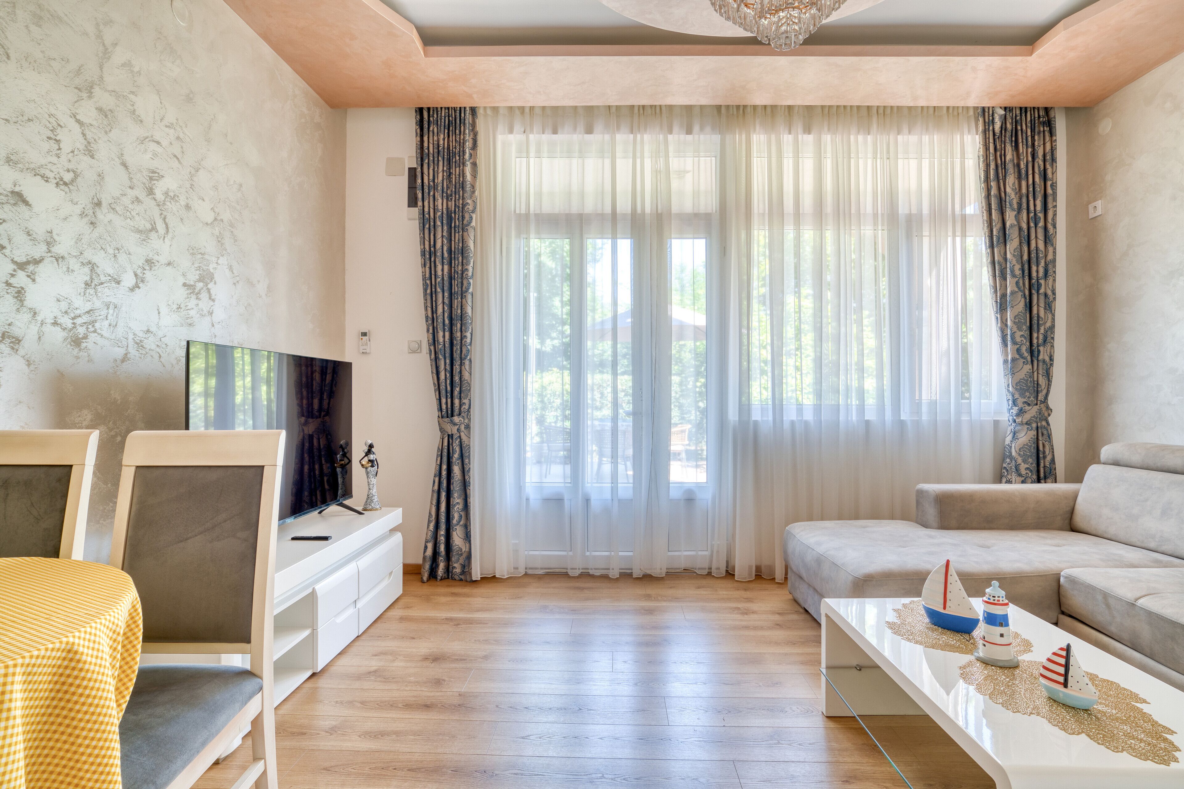 Departamento familiar, 2 habitaciones, en el área del jardín | Área de sala de estar | Smart TV de 55 pulgadas con canales vía satélite y televisión 