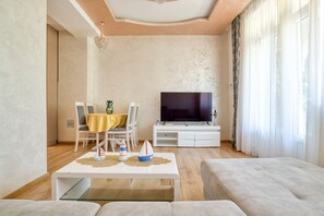 Apartemen Keluarga, 2 kamar tidur, area taman | Area keluarga | Smart TV 55-inci dengan saluran TV satelit dan TV