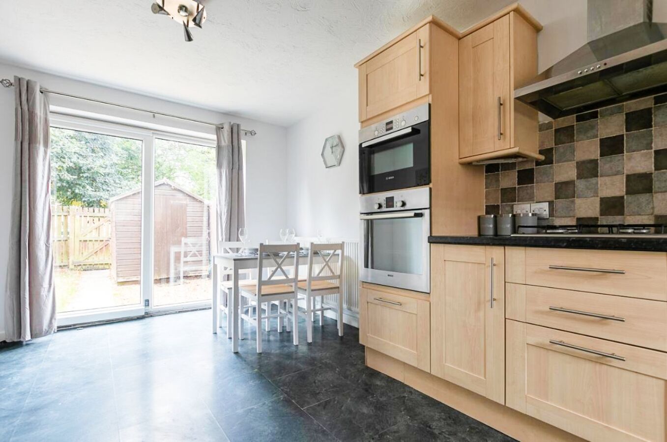 Réfrigérateur, four à micro-ondes, un four, surface de cuisson