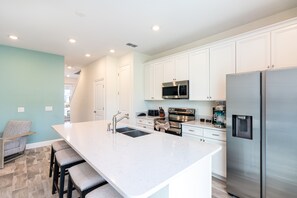 ثلاجة، ميكروويف، فرن، موقد طهي مسطح