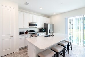 Fridge, microwave, oven, stovetop - Margaritaville Townhome Retreat (Kissimmee)