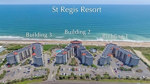 Resort St. Regis com três edifícios identificados como Edifício 1, Edifício 2 e Edifício 3, desfrutando de localização à beira-mar.