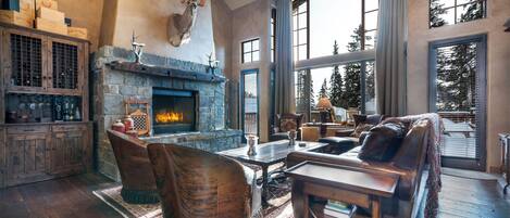 Télévision, cheminée, table de tennis de table