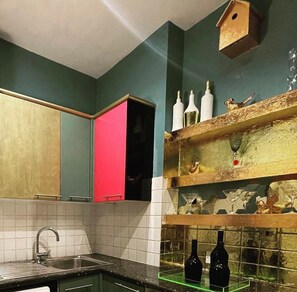 Mikrobølgeovn, ovn, vannkoker og kjøkkenutstyr