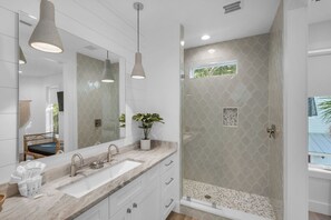 Douche, sèche-cheveux, serviettes fournies