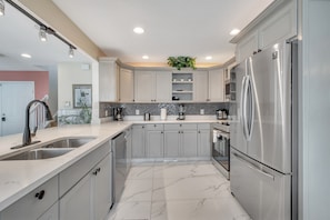 Fridge, microwave, oven, stovetop - 4BR | South Facing Pool | Close to Attractions (Kissimmee)