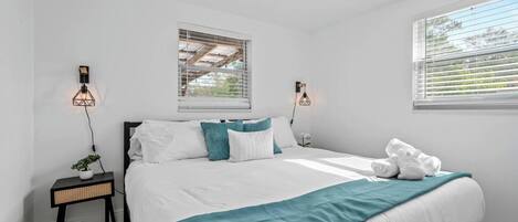 2 chambres, fer et planche à repasser, lit de bébé portatif