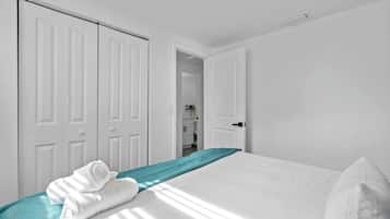 2 habitaciones, tabla de planchar con plancha y cuna de viaje