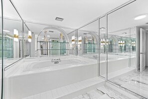 Douche, baignoire à jets, sèche-cheveux