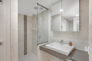 Hair dryer, towels - Great water views and pool in the complex (Point Lookout)