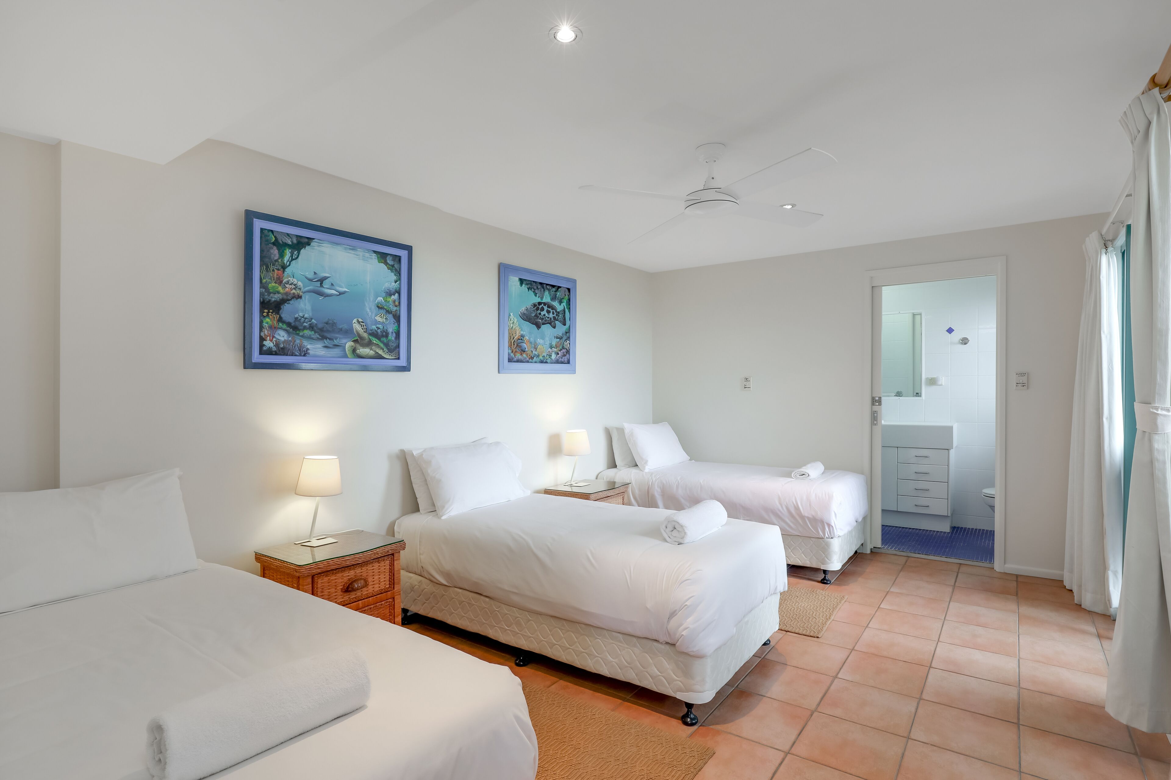 3 makuuhuonetta, silitysrauta/-lauta, ilmainen Wi-Fi, vuodevaatteet