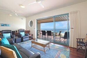 Televisor intel·ligent i llibres 