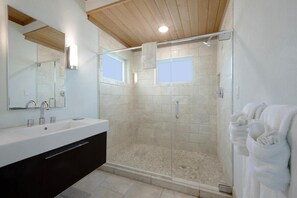 Shower, hair dryer, towels - Contemporary Beach Villa In Boutique Club (Governors Harbour)