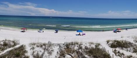 على الشاطئ، كراسي للتشمس، مناشف للشاطئ