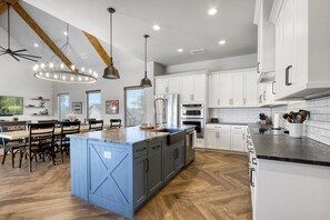 Fridge, microwave, oven, stovetop - Luxury Designer Home w/ Hot Tub, Games, Sleeps 10 Comfortably (Canyon Lake)