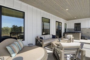 Terrace/patio - Luxury Designer Home w/ Hot Tub, Games, Sleeps 10 Comfortably (Canyon Lake)