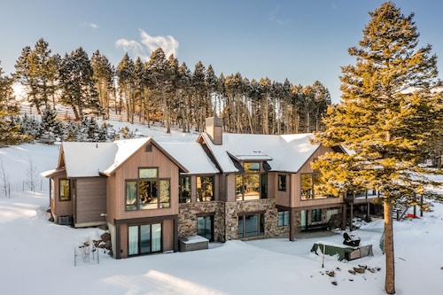 Elk Haven Ranch-Gorgeous home in Bridger Canyon on 100+ acres with a hot tub