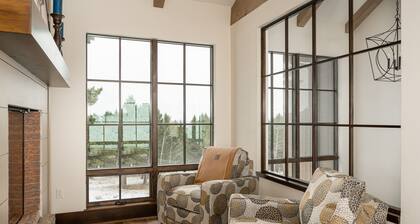 Elk Haven Ranch-Gorgeous home in Bridger Canyon on 100+ acres with a hot tub