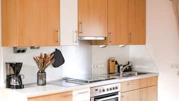 Kühlschrank, Ofen, Herdplatte, Wasserkocher mit Kaffee-/Teezubehör