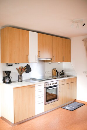 Jääkaappi, uuni, liesi, kahvin-/teenkeitin