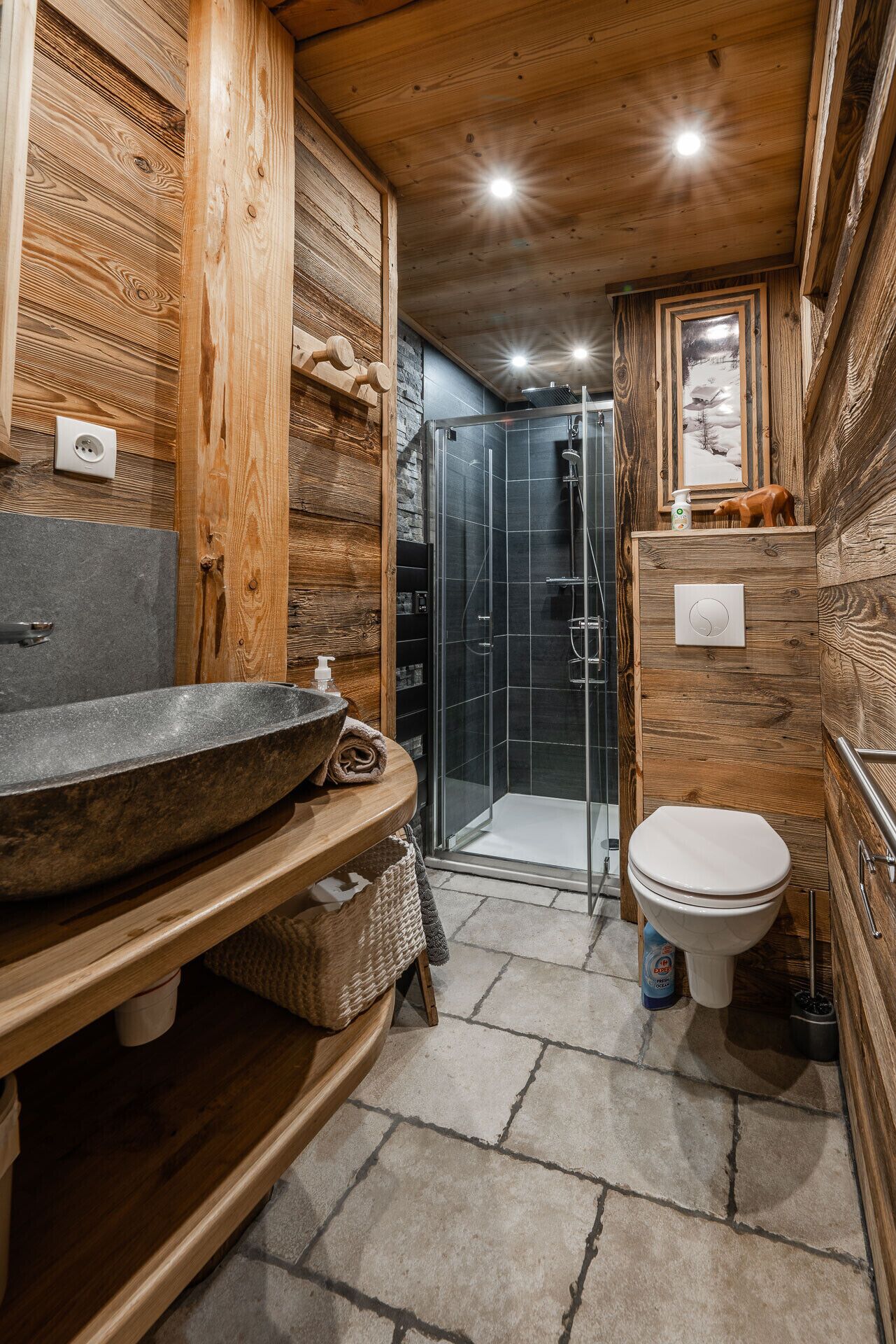 Douche, sèche-cheveux, serviettes fournies