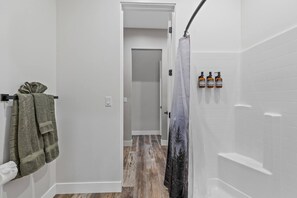 Dusche, Haartrockner, Handtücher