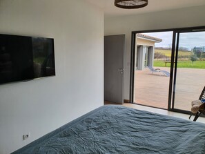 3 slaapkamers, een strijkplank/strijkijzer, gratis wifi, beddengoed