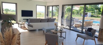 Villa Contemporaine Avec Piscine Chauffée et ses Grands Espaces Verts au Calme