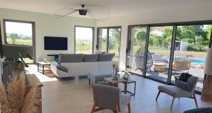 Villa Contemporaine Avec Piscine Chauffée et ses Grands Espaces Verts au Calme