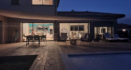 Villa Contemporaine Avec Piscine Chauffée et ses Grands Espaces Verts au Calme