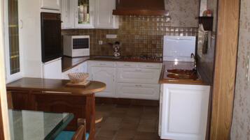 KĂŒhlschrank, Mikrowelle, Ofen, Herdplatte