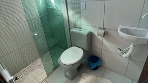 A bathroom with a toilet, a sink, and a shower area. - Pousada Mar do Sonho Praia (Ipojuca)