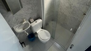 A bathroom with a toilet, sink, and shower. - Pousada Mar do Sonho Praia (Ipojuca)