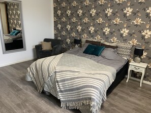 Classic-Zimmer | Allergikerbettwaren, Verdunkelungsvorhänge, kostenloses WLAN