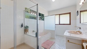 Baignoire, sèche-cheveux