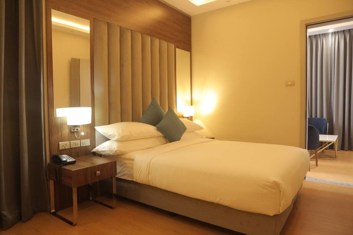 Standard Room, City View | Desk, laptop workspace, iron/ironing board (on request), WiFi (free)