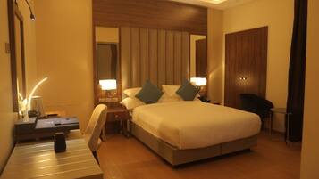 Kamar Standar, pemandangan kota | Meja kerja, ruang kerja ramah laptop, dan setrika/meja setrika