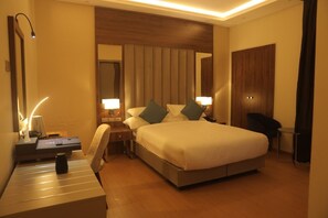 Escritorio y espacio para trabajar con laptop