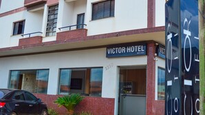A multi-story hotel with a sign reading "VICTOR HOTEL." - Victor Hotel (Patos de Minas)