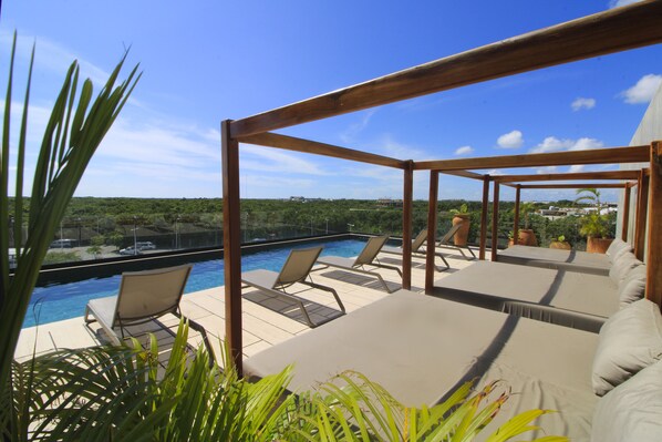 Una piscina al aire libre