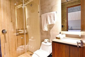 Suite estudio Deluxe, 1 cama de matrimonio grande, balcón | Baño | Ducha, artículos de higiene personal gratuitos y secador de pelo