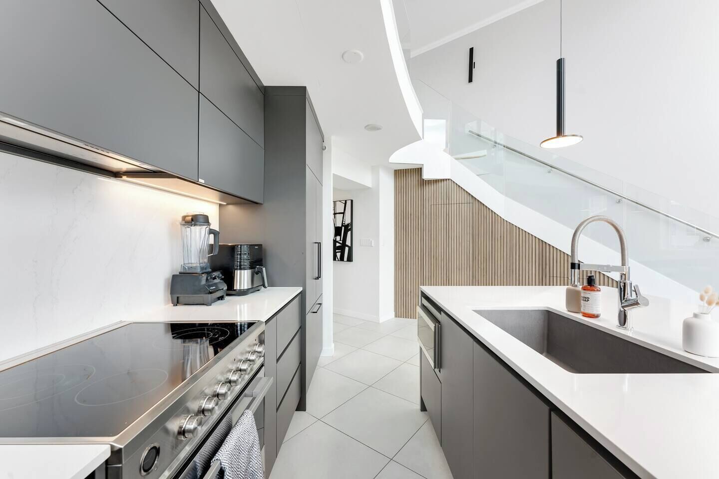 Una cocina moderna con una isla central, electrodomésticos integrados y un diseño elegante.