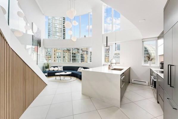 Interior - The Vancouver Penthouse, 2-Level, Patios, Hot Tub (Vancouver)