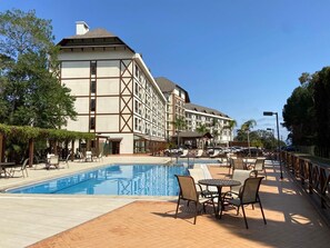 Piscine couverte, piscine extérieure