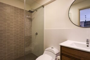 Ducha, secador de pelo y toallas